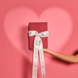 🎁 Подаръци за Свети Валентин за жена: Как да изберем правилно?